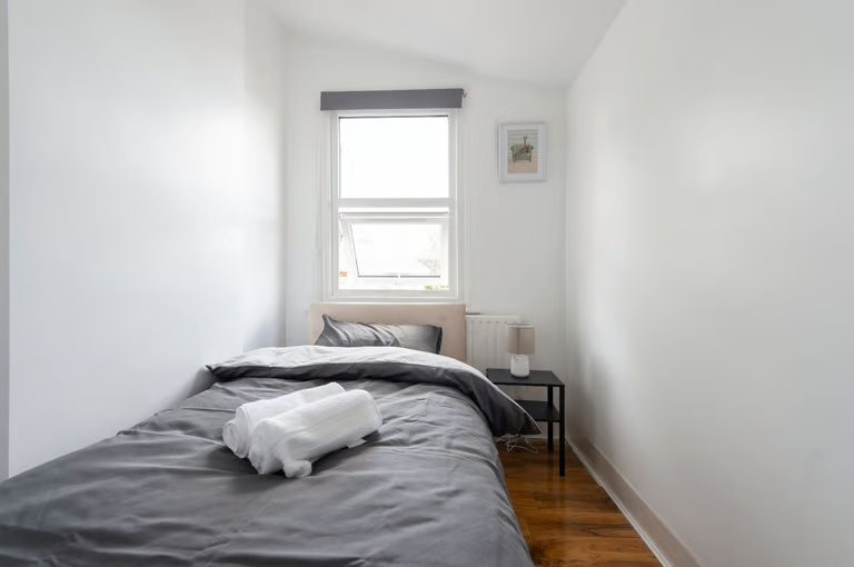 🏡 Spacious 4-Bed House for Rent – CR7 7EP