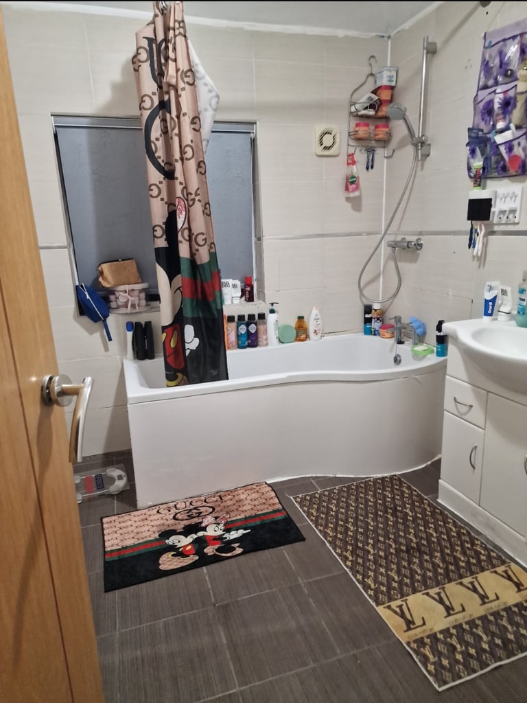 Double room to let for couple or professional 