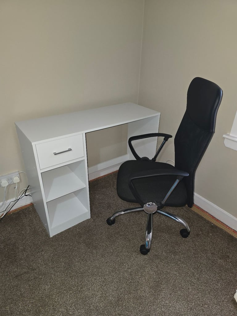 Desk and Office Chair – £50 – Collection in Motherwell (ML1)