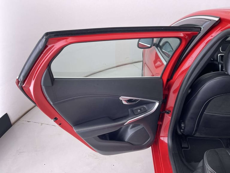 2015 Volvo V40 2.0 V40 R-Design Nav D2 5dr Hatchback Diesel Manual