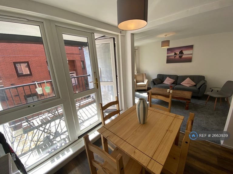 3 bedroom flat in Martlesham Walk, Manchester, M4 (3 bed) (#2663939)