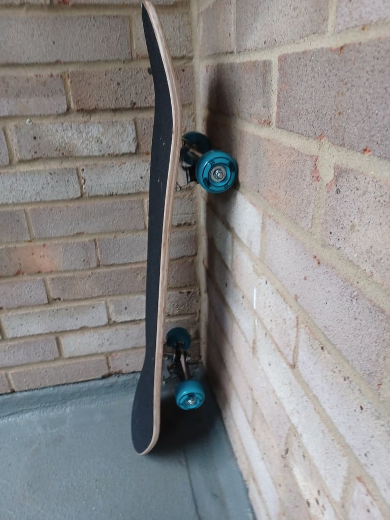 ZLOOX TY5761 AS NEW 2016 SKATEBOARD £14.99