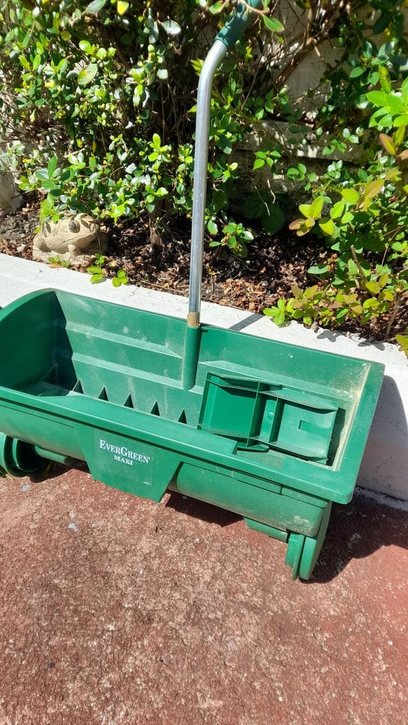 Evergreen maxi lawn spreader 