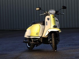 Royal Alloy GP 125cc S Modern Classic Retro Automatic Moped Scooter Liquid Co...