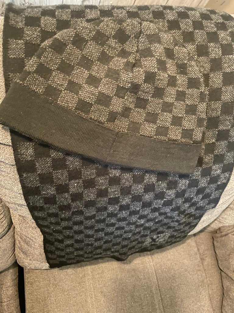 Lv Hat & Scarf