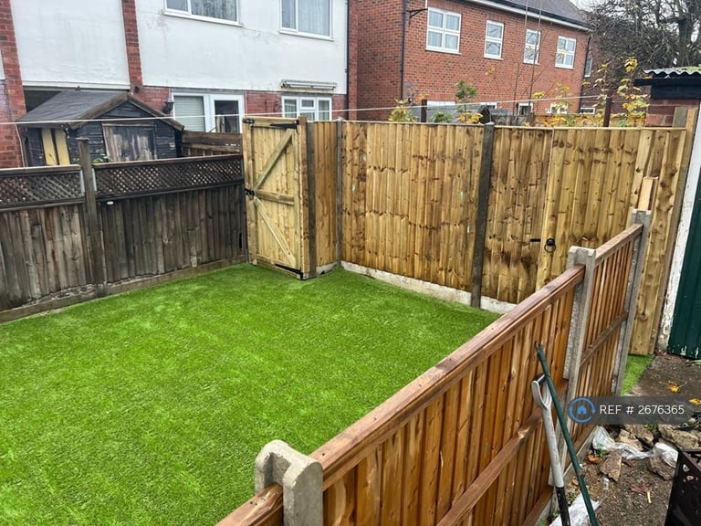 2 bedroom flat in Chaucer Road, Ashford, TW15 (2 bed) (#2676365)