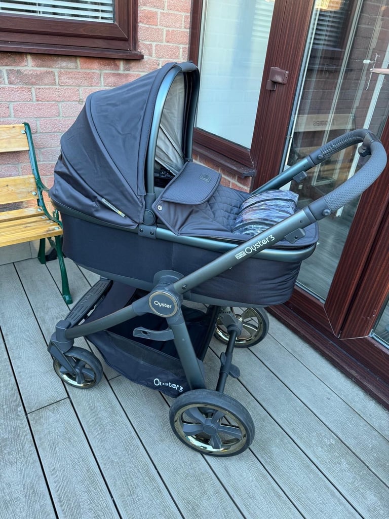 Oyster 3 Pram travel system 21/22 model Graphite