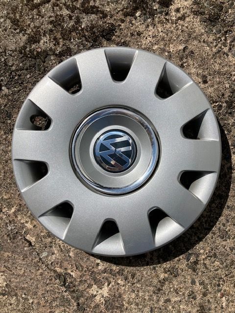 Volkwagen wheel trim chrome centre ring Part No 3B0 601 147 – 15” wheel
