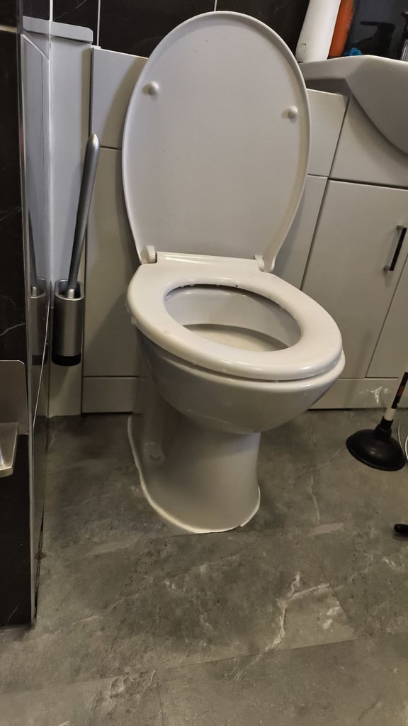 Toilet basin and cistern 