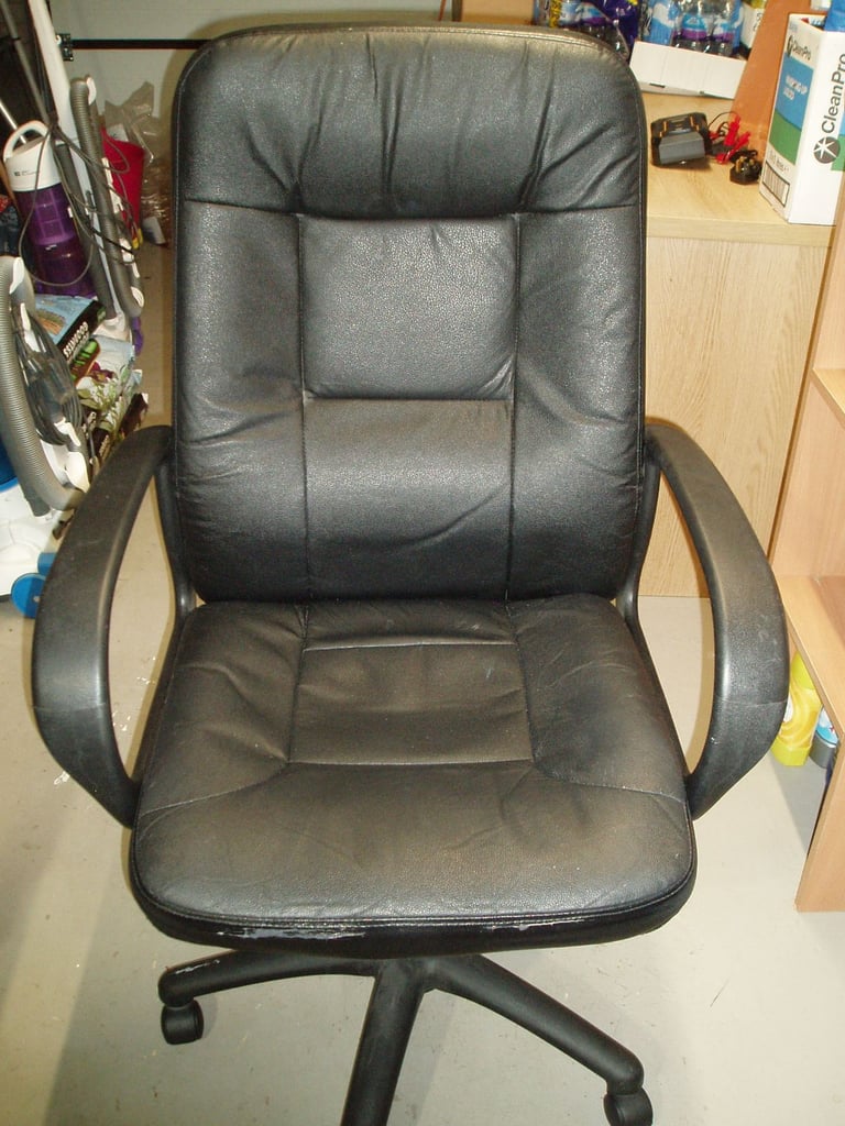 BLACK OFFICE CHAIR