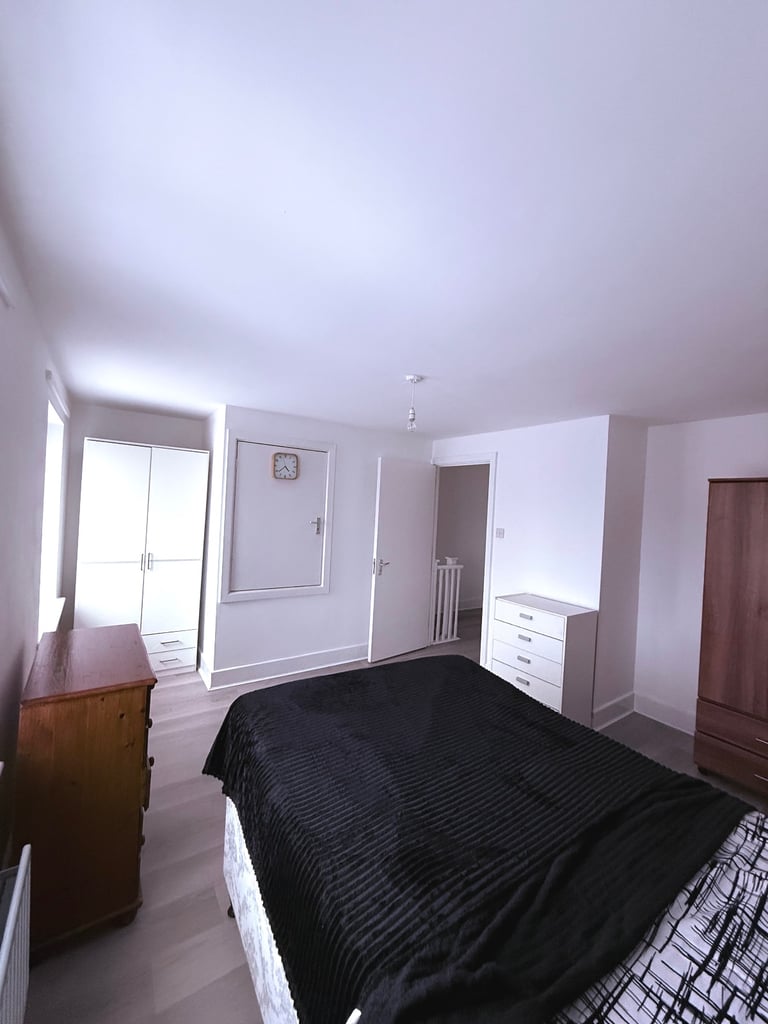 image for Spacious Double Room- Bills Inc - Stratford 