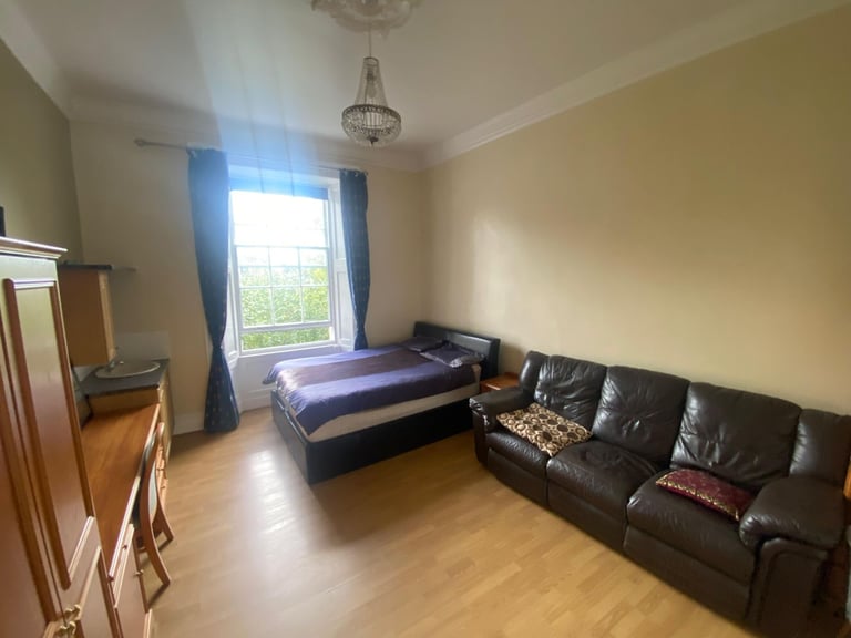 CITY CENTER LUXUARY DOUBLE ROOM ALL BILLS INCLUDED NEAR PRINCESS STREET 