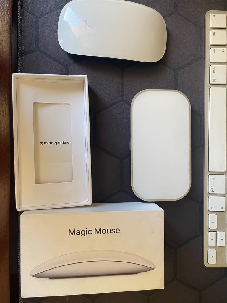 Boxed Magic Mouse with rechargeable base