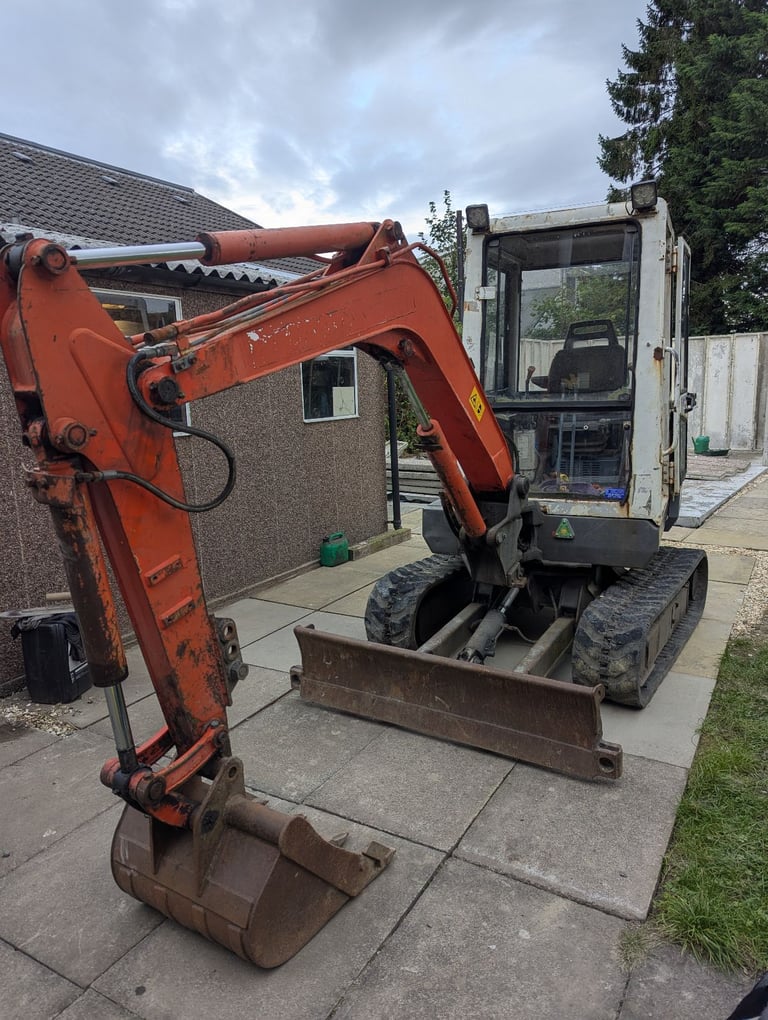 Kubota KX61 digger 2.6T rubber tracks with 3 buckets 