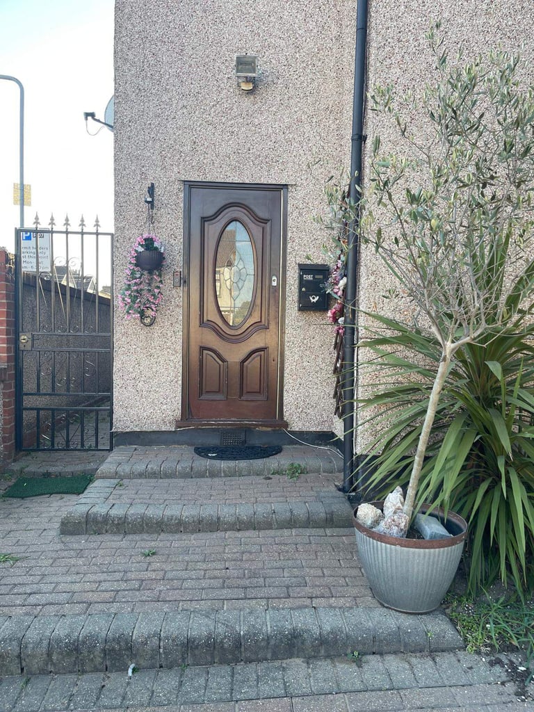 image for Beautiful 4 Bedroom House Available To Let On Dagenham Road Romford (RM7 0BU)