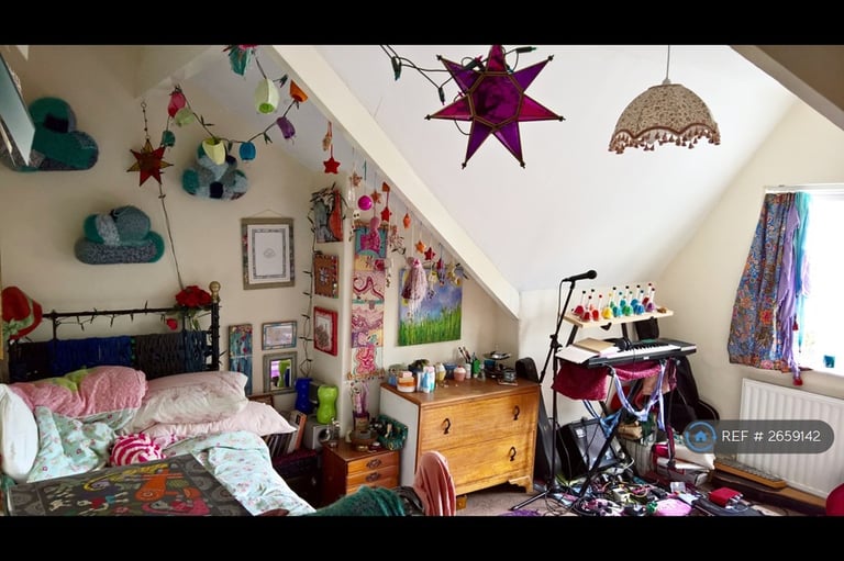 2 bedroom flat in Meanwood Road, Leeds, LS6 (2 bed) (#2659142)