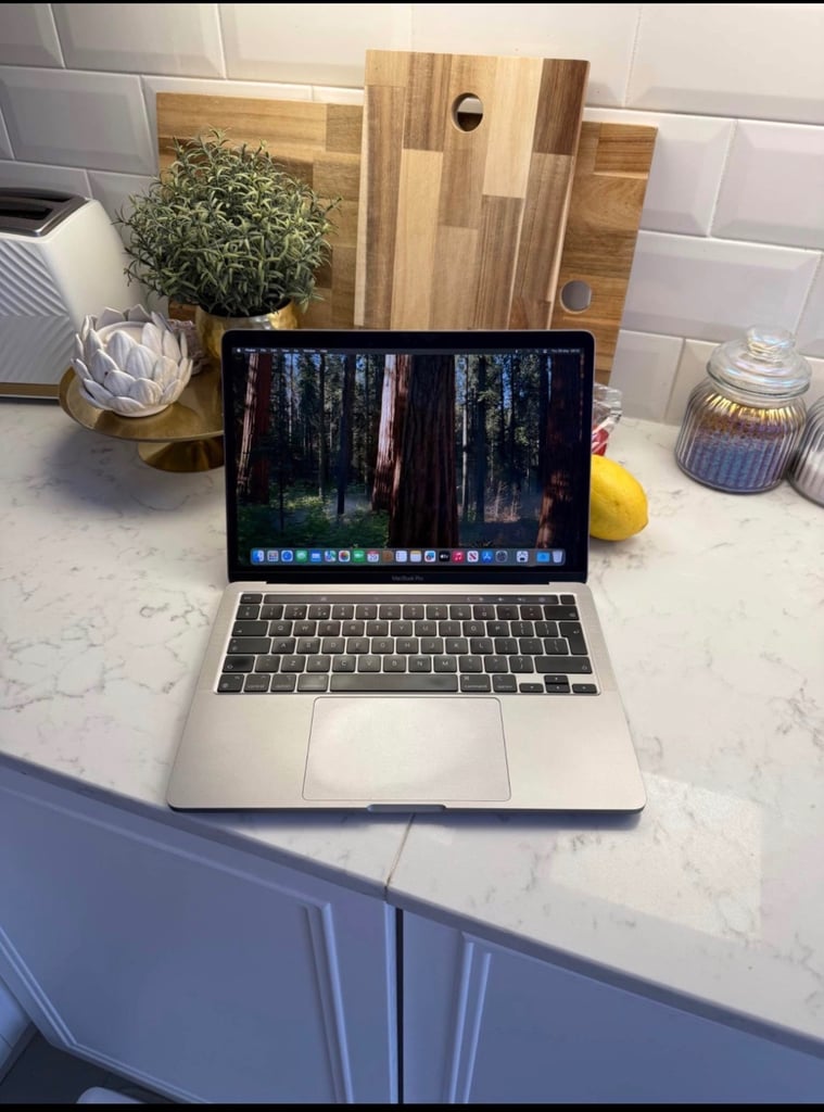 MacBook Pro M1 Chip - 2020 - 8gb RAM - 256gb SSD - Touch Bar