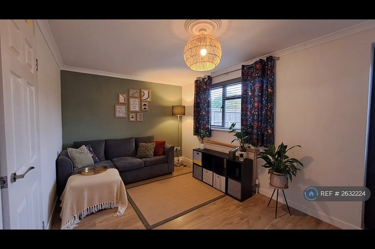 image for 1 bedroom flat in Claremont Road, Surrey, TW18 (1 bed) (#2632224)