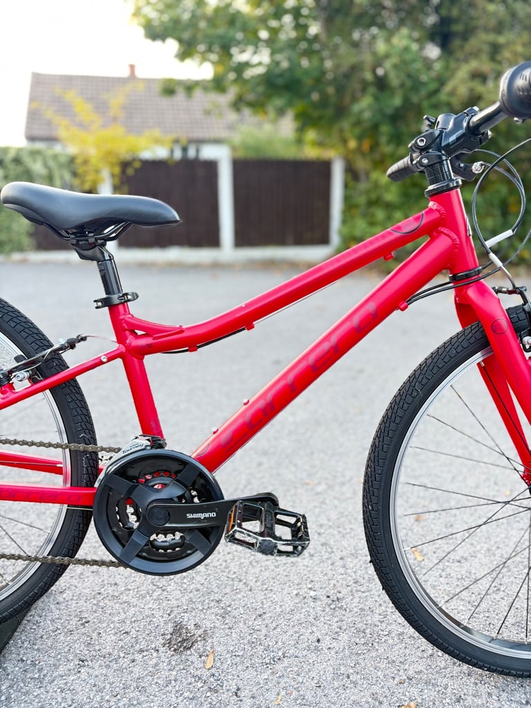 CARRERA SARUNA JNR Child's / Teen hybrid bike. 24 inch wheels. Fully working. Ready to ride away.