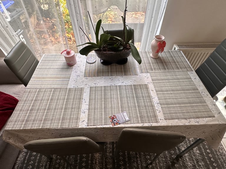 Dining Table with 5 Chairs – Good Condition (1 Chair Damaged)