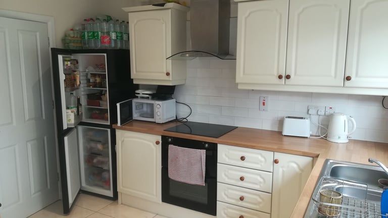 Middle bedroom for rent