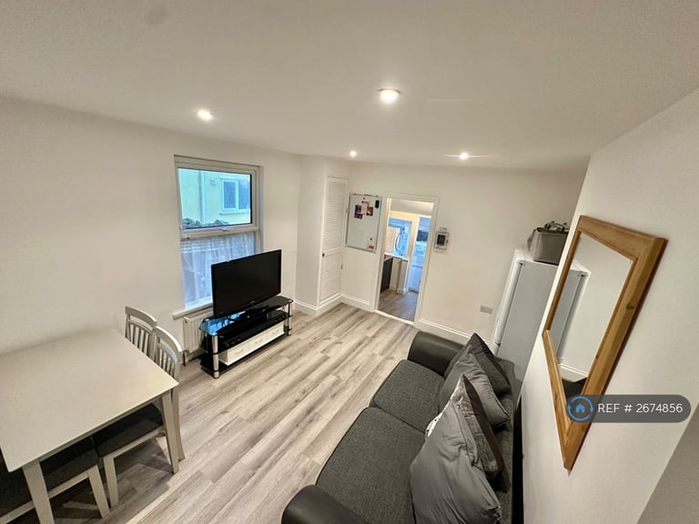 1 bedroom in Mount Gould Road, Plymouth, PL4 (#2674856)