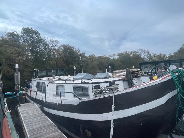 Tranquil Dutch Barge Riverside Escape in Caversham 