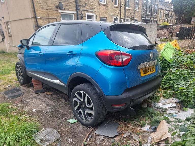 2014 Renault Captur Breaking. BIXNX, RPM Blue.