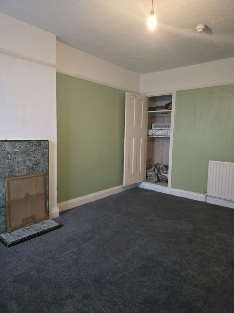 Spacious Double Rooms available in a well-maintained 4-bed flat located on London Road SM3.