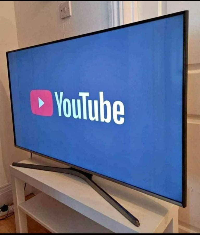 image for 32" SAMSUNG SMART TV 