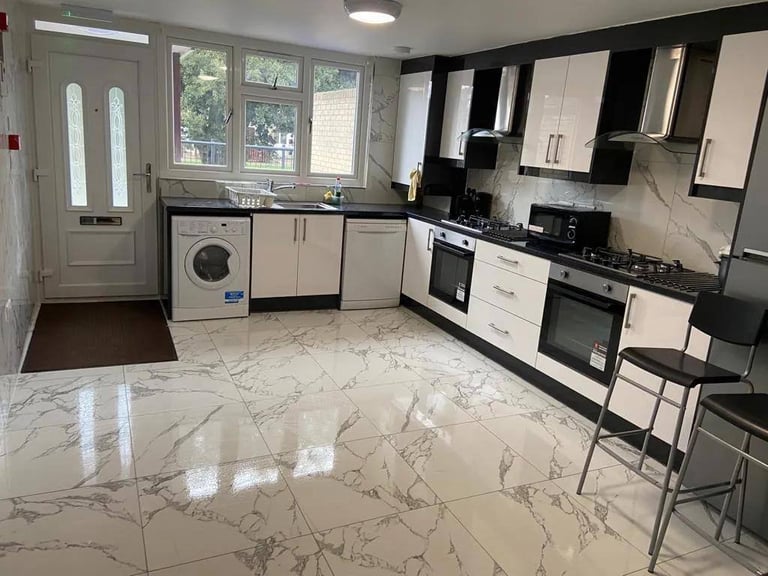 R2HMO/SL Modern 6 Bed House in Uxbridge UB8