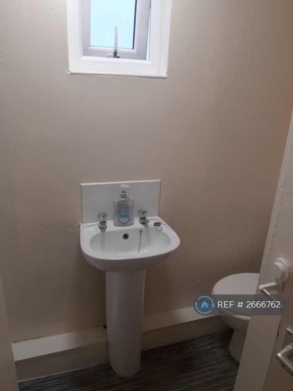 1 bedroom flat in Belgrave Square, Darwen, BB3 (1 bed) (#2666762)