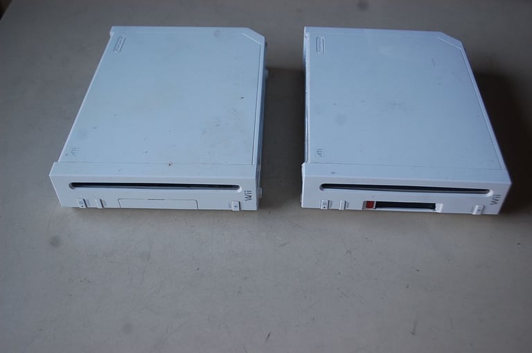 SONY 4 PS1/ 2 W11/5 CONTROLLERS/ 7 RECHARGABLE BATTERYS