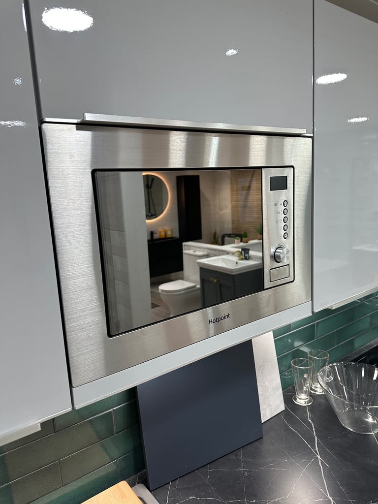 Ex-Display Symphony Gloss Platinum Kitchen – Complete with Appliances, Worktops & Lighting