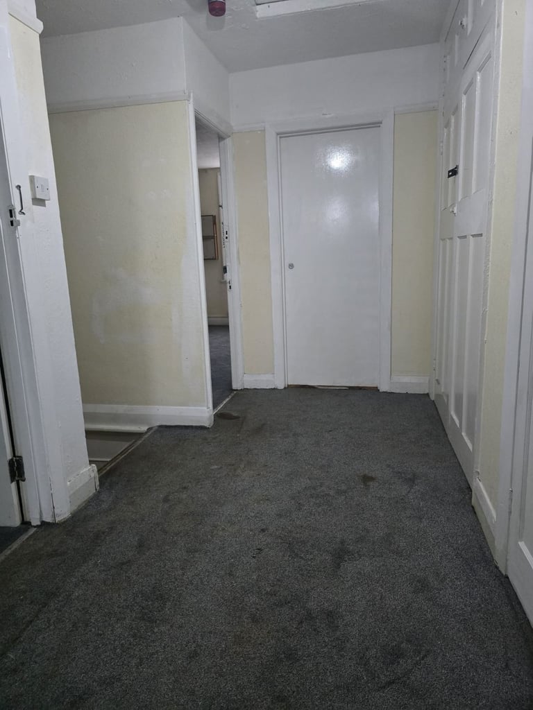 Spacious Double Rooms available in a well-maintained 4-bed flat located on London Road SM3.