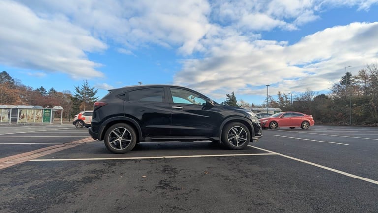2019 Honda HR-V 1.5 i-VTEC Automatic – Panoramic Roof, MOT till March 2026, leather seats