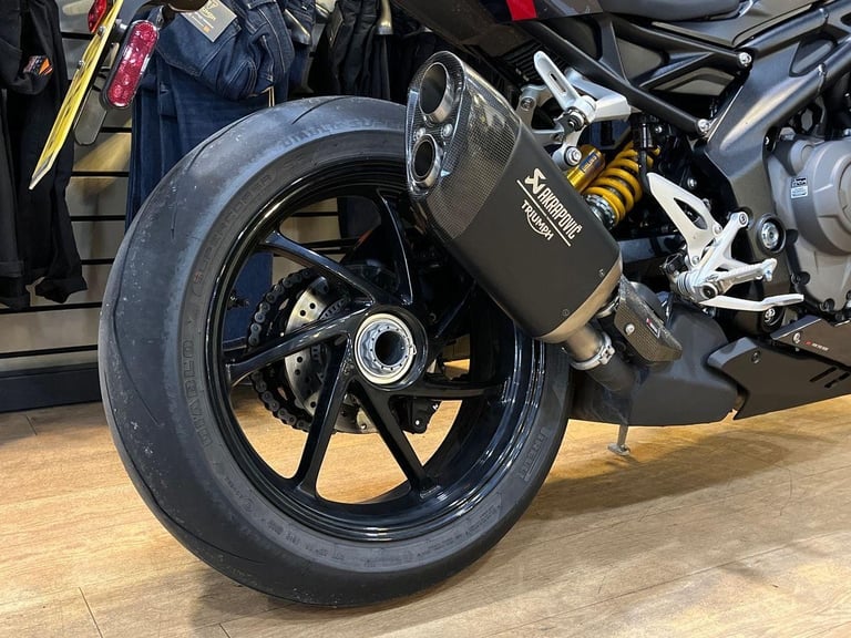 2025 Triumph Speed Triple 1200 RS PREMIUM COLOUR Petrol red 6 Speed