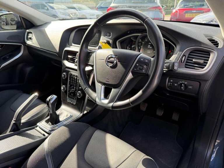 VOLVO V40 2.0 D2 Momentum Euro 6 (s/s) 5dr 2017