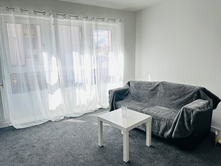 FURNISHED 2-bed Flat Double rooms Included Utilities weekly short-term car park