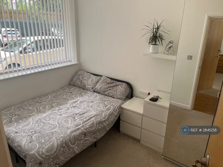 2 bedroom flat in Warwickgate House, Old Trafford, Manchester, M16 (2 bed) (#2641258)