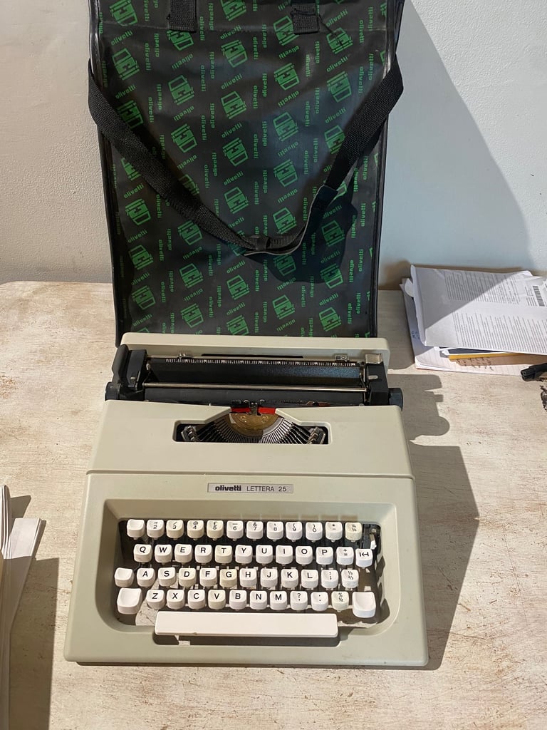 Olivetti Lettera 25 Typewriter