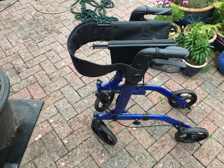 4 wheeled walking aid and seat