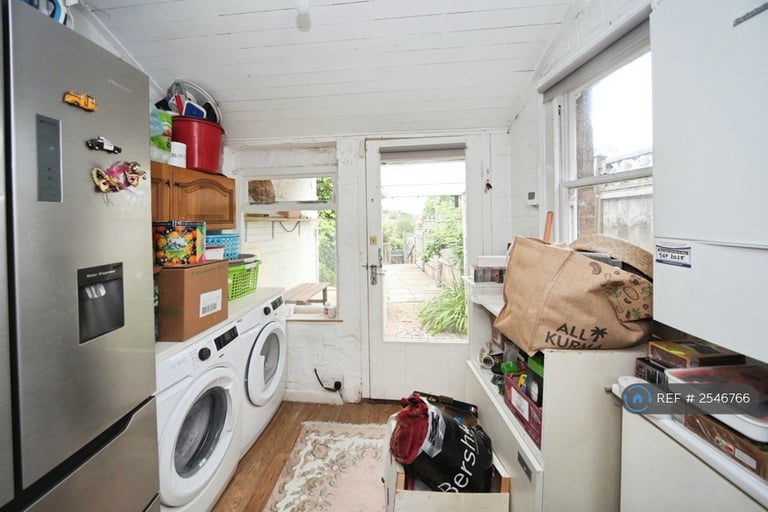 5 bedroom house in High Street, Tring, HP23 (5 bed) (#2546766)