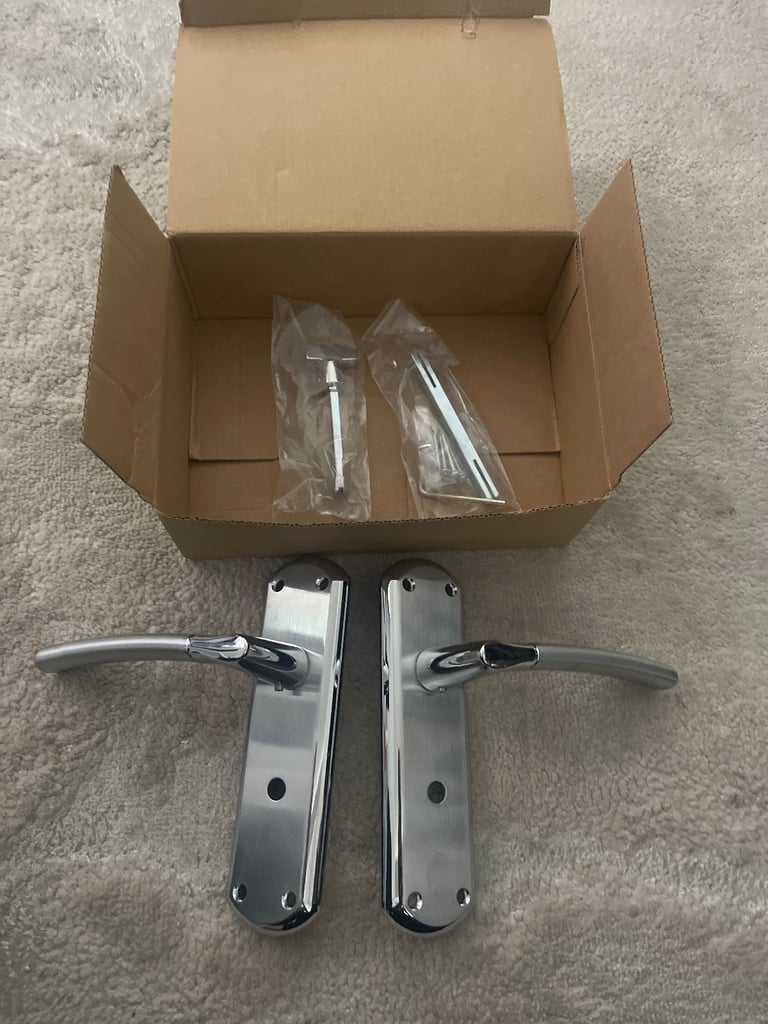 Howdens doors x 5 (2 sizes)