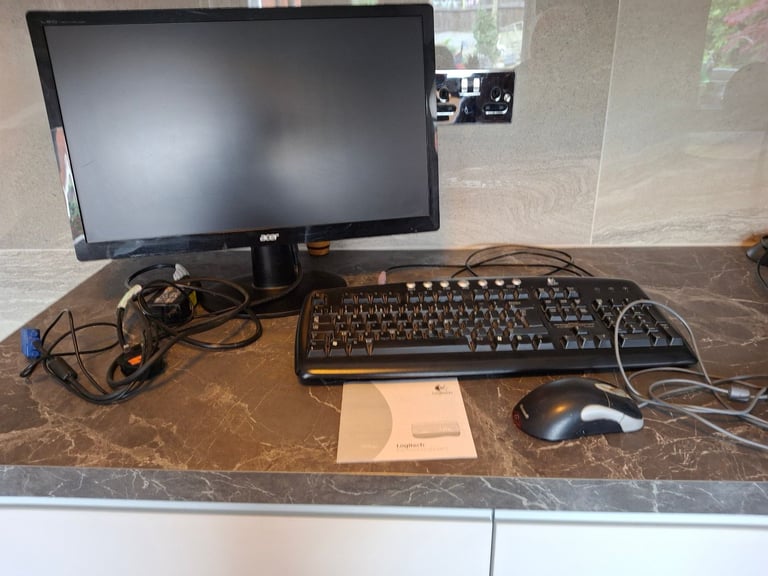 Acer Monitor 21 inch screen, Logitech Keyboard 