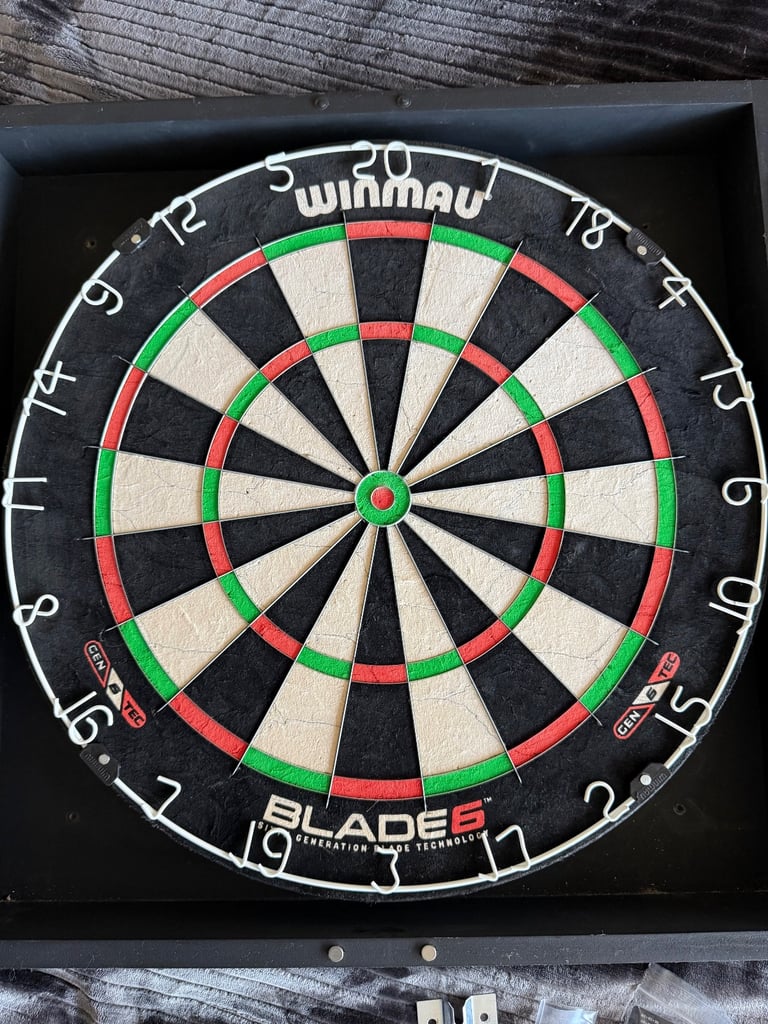 Windau Blade 6 Championship Dart Board, cabinet and darts set