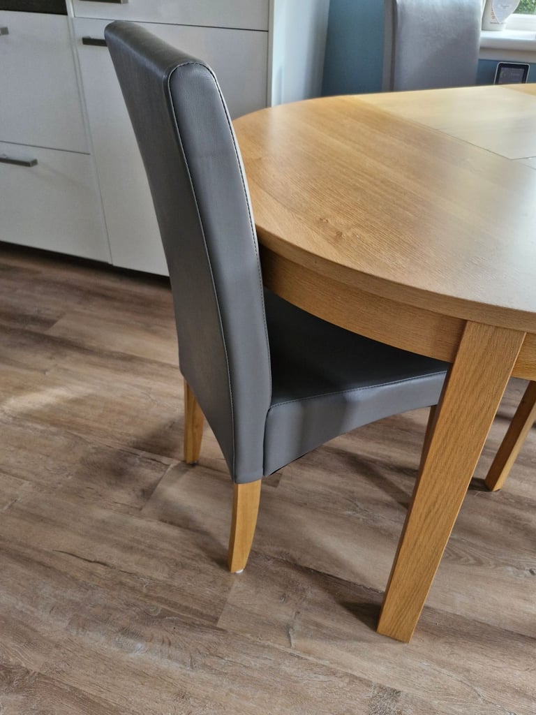 Dining table and 4 chairs 