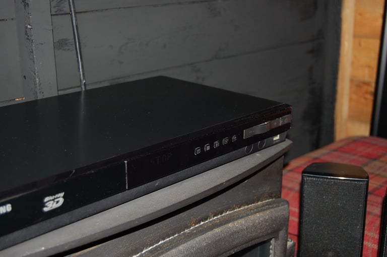 SAMSUNG Blu Ray 5.1 Dolby Surround SYSTEM SKYFALL 007 with 32 inch TV FREE delivery