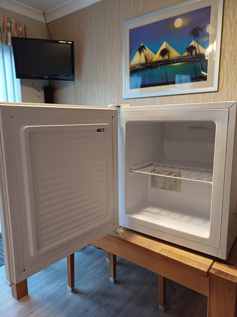 AS NEW CURRYS ESENTIALSCOUNTER TOP FREEZER