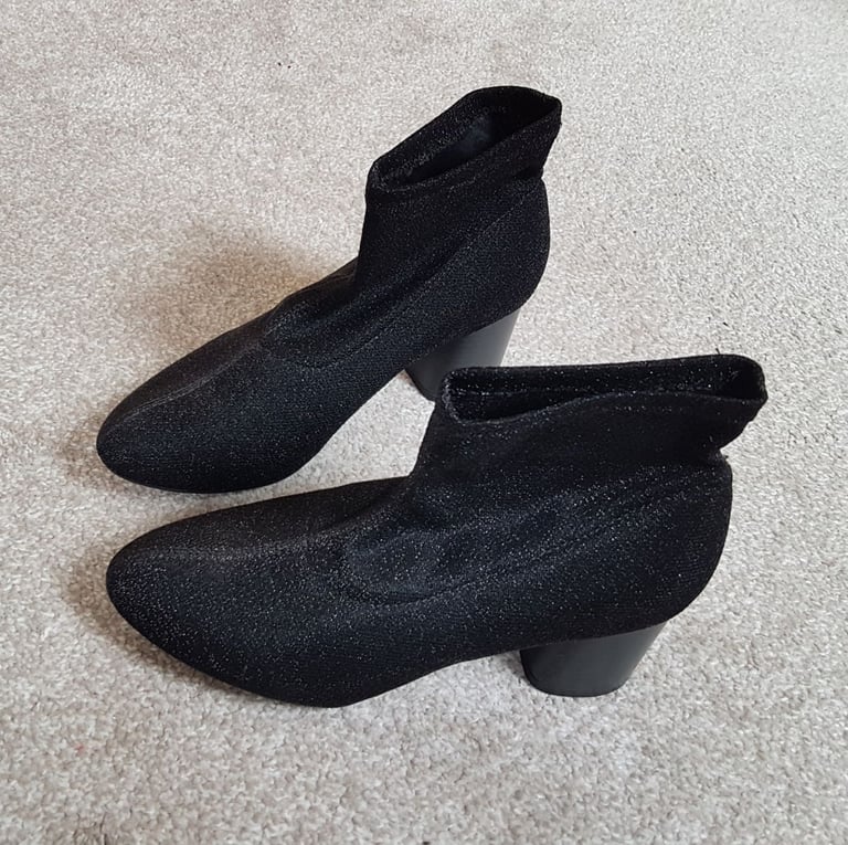 Ladies ankle pull on boots Size 7